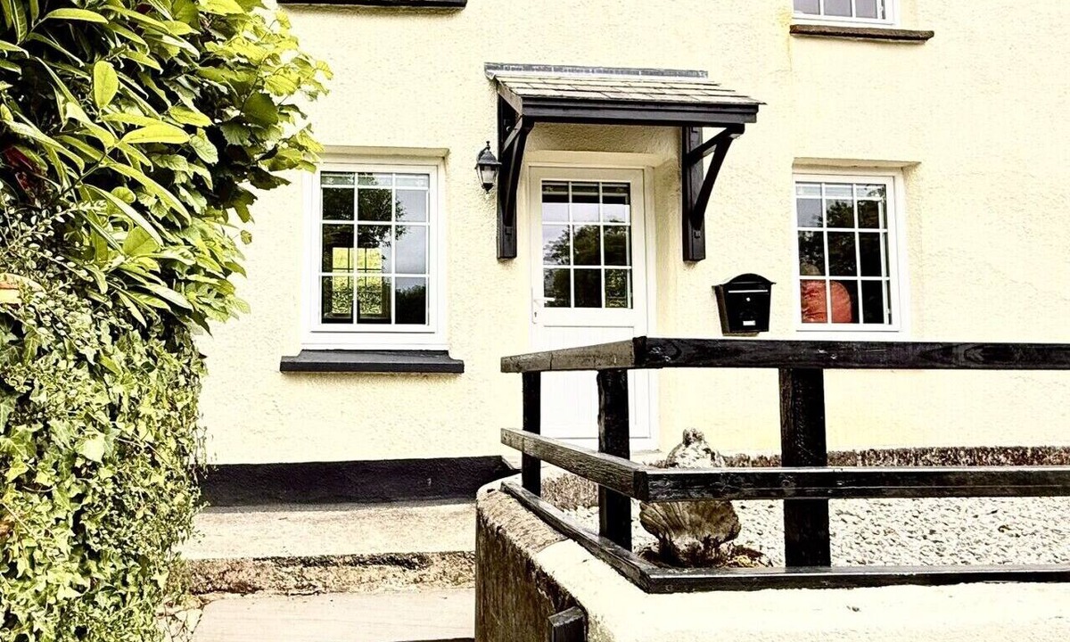 Lifton Cottage | Beautiful Devon Cottage with Wood Burner & Private Garden