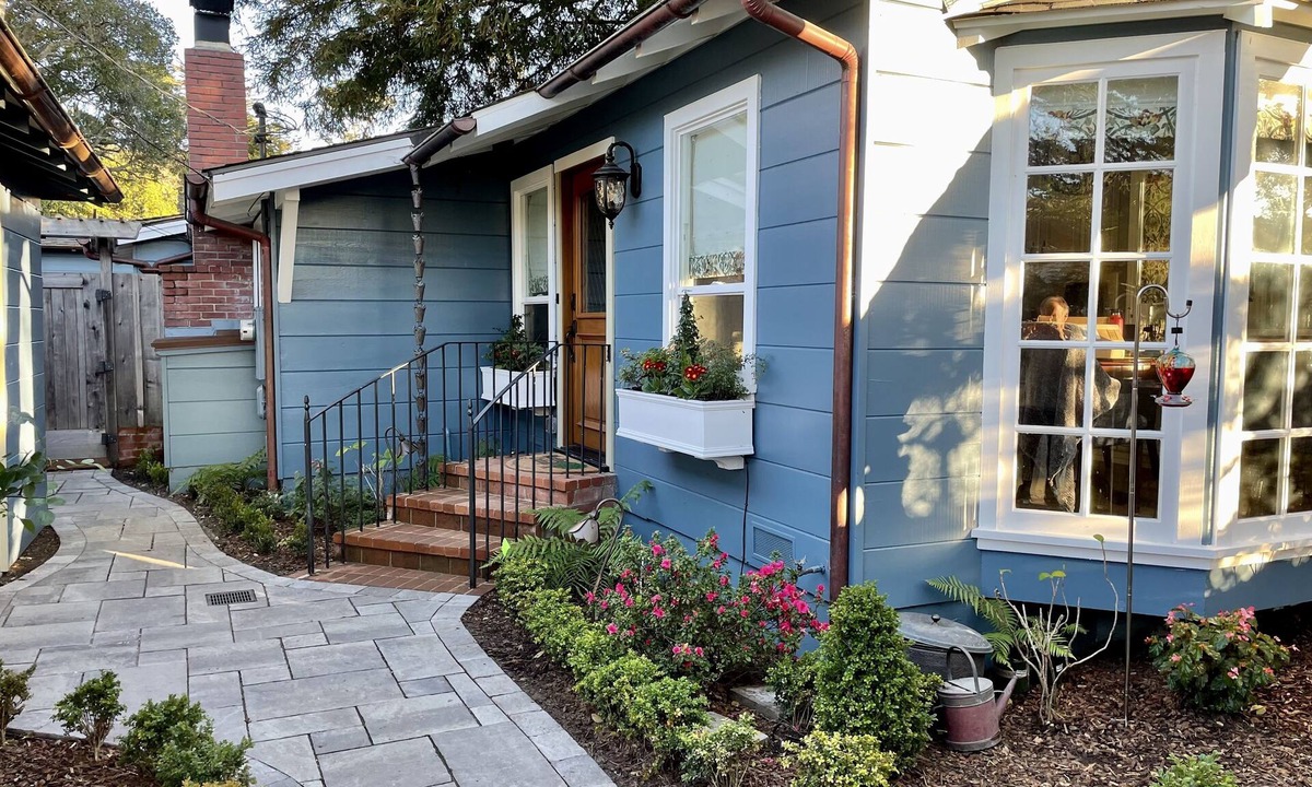 Southeast Carmel House | Beautiful Downtown Carmel”Marley Cottage” 2bd, 2ba+Den+Hot Tub! 30 day minimum.