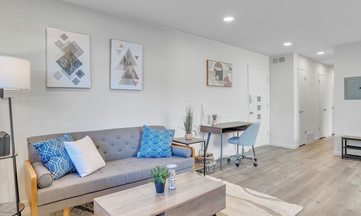 Roosevelt Apartment | Beautiful Furnished 2 Bedroom w Fast Wi-Fi + Parking Space + Central DT Location