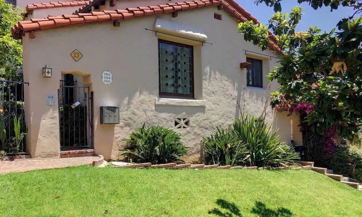 West Los Angeles Apartment | Beautiful LA Property near Beverly Hills - 5 miles from the beach!
