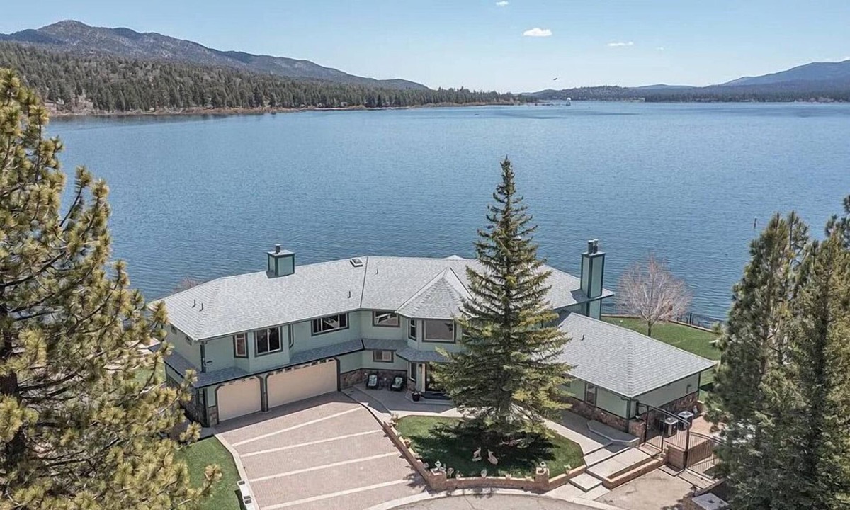 Fawnskin Villa | Beautiful Lakefront Villa! Large hot tub, game room, & views! NEW PHOTOS SOON