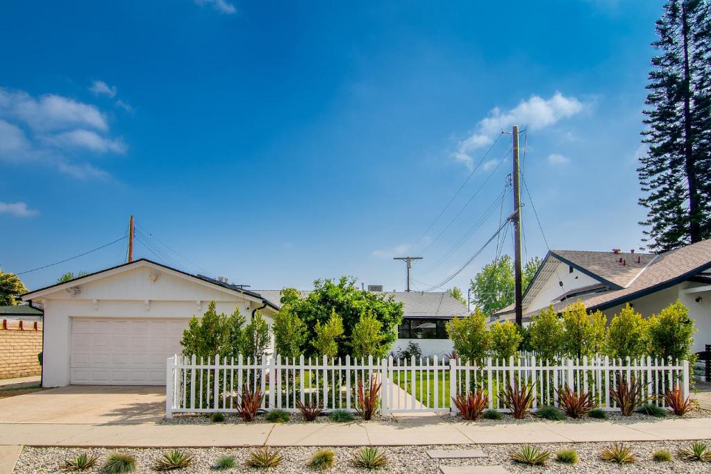Valley Glen Villa | Beautiful Large Home + Pool