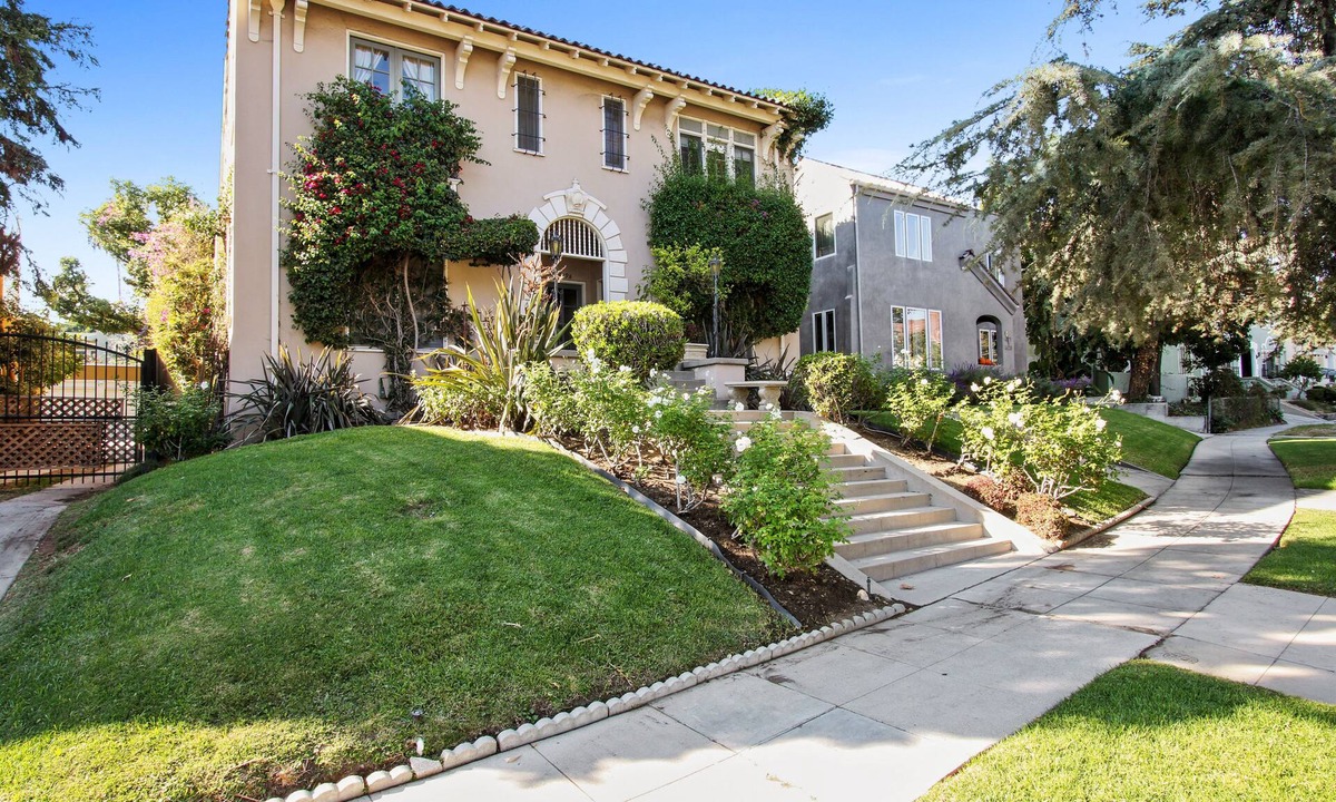 Larchmont Apartment | Beautiful, light filled top floor suite with hardwood floors+ downtown view!