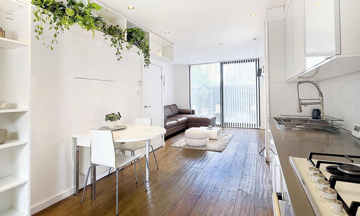 Livesey Condo | Beautiful London Townhouse - 5 mins from Queens Road Station