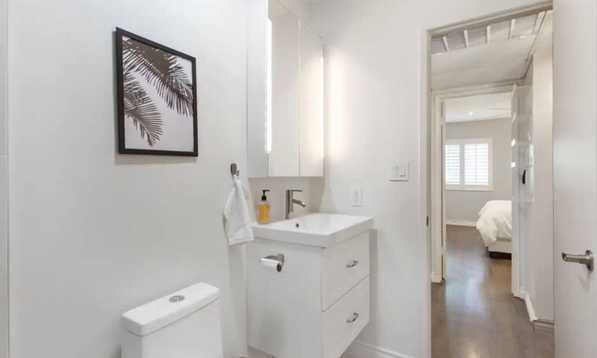 Tarzana Condo | Beautiful Modern Condo by Ventura Blvd