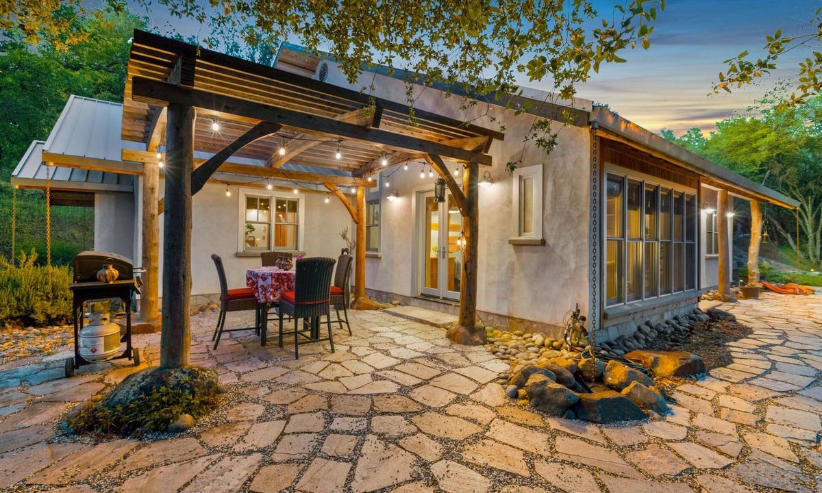 Sonora House | Beautiful, Modern Straw Bale House