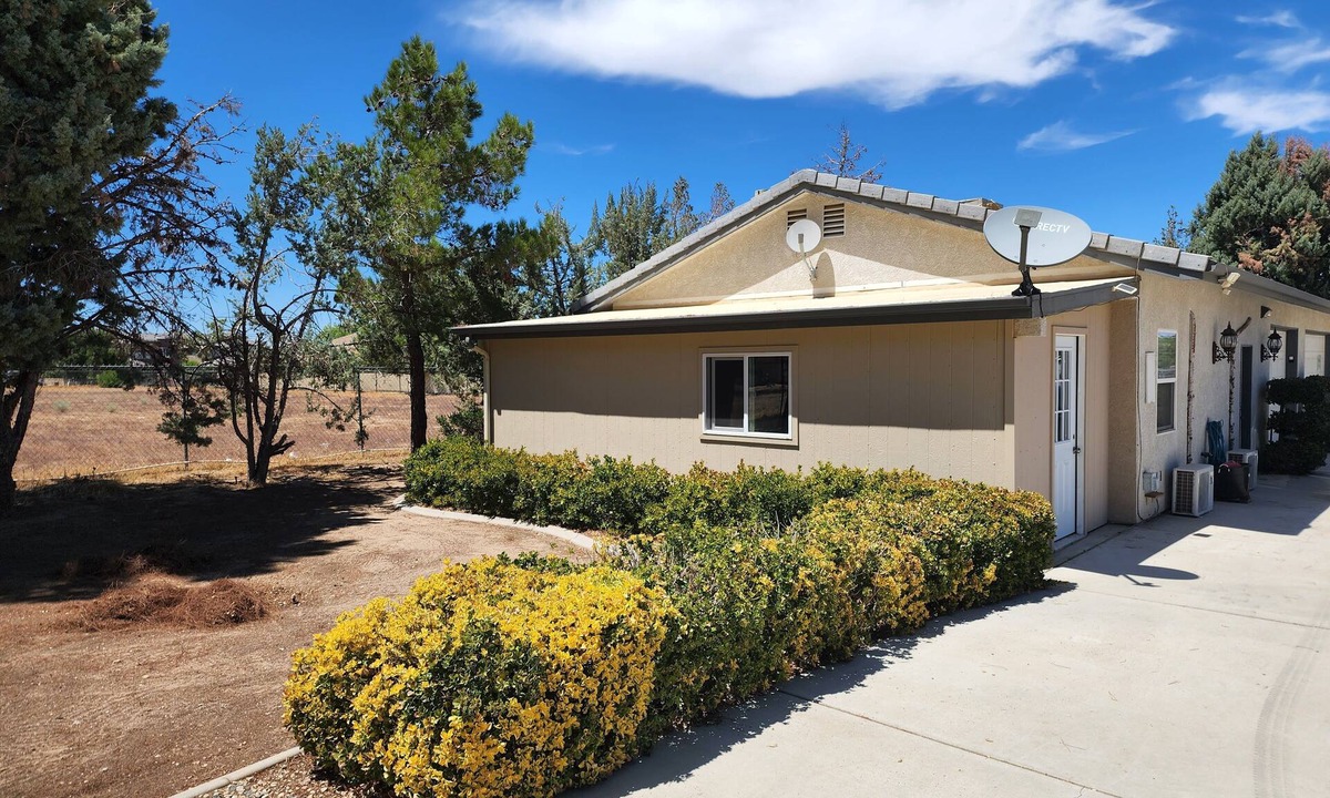 Lancaster House | Beautiful Private Guesthouse right off Freeway w/Full Kitchen