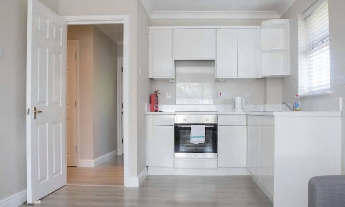 Putney Apartment | Beautiful Refurbished Flat with parking in green west London