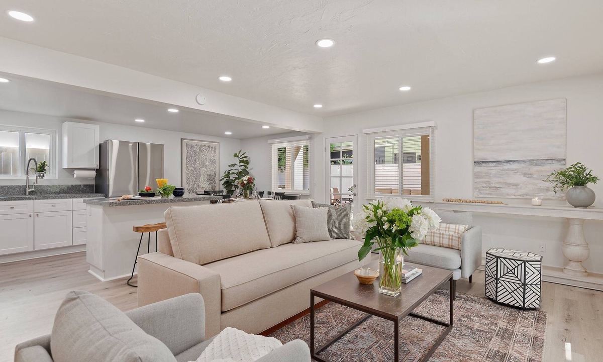 West Beach Condo | Beautiful Remodeled Condo With Patio Near West Beach
