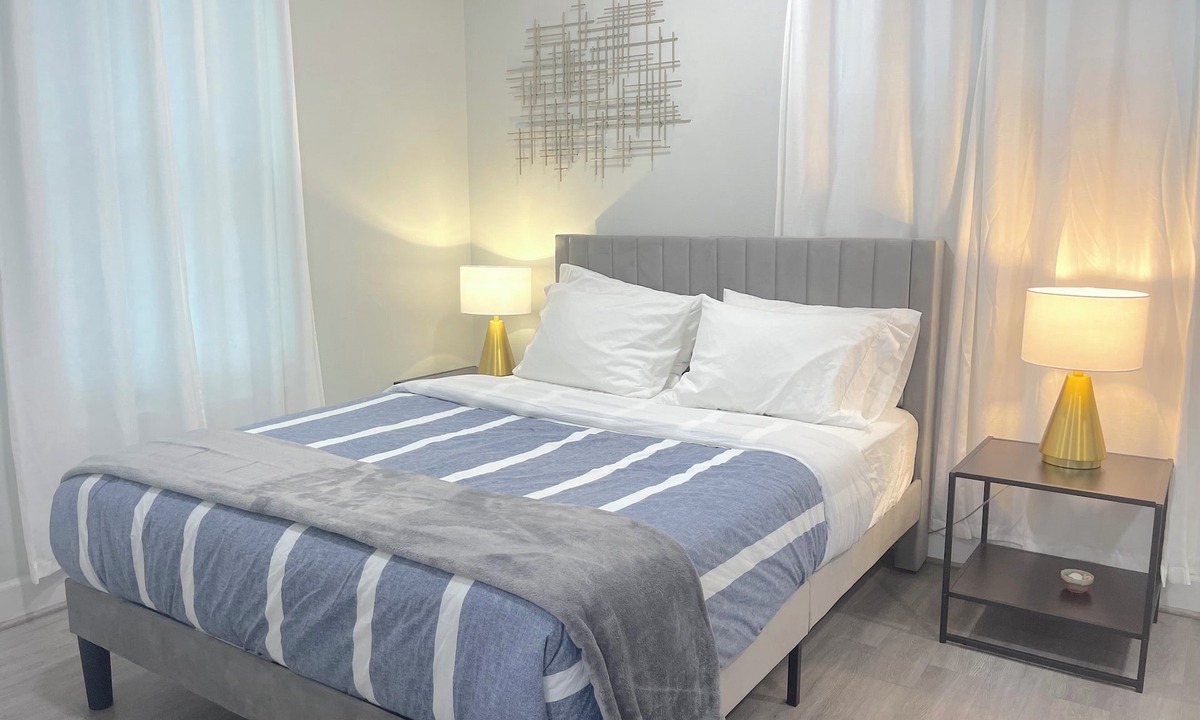 Bellflower House | Bellflower Oasis Cozy Guest House WiFi + Garden With Fruit Trees
