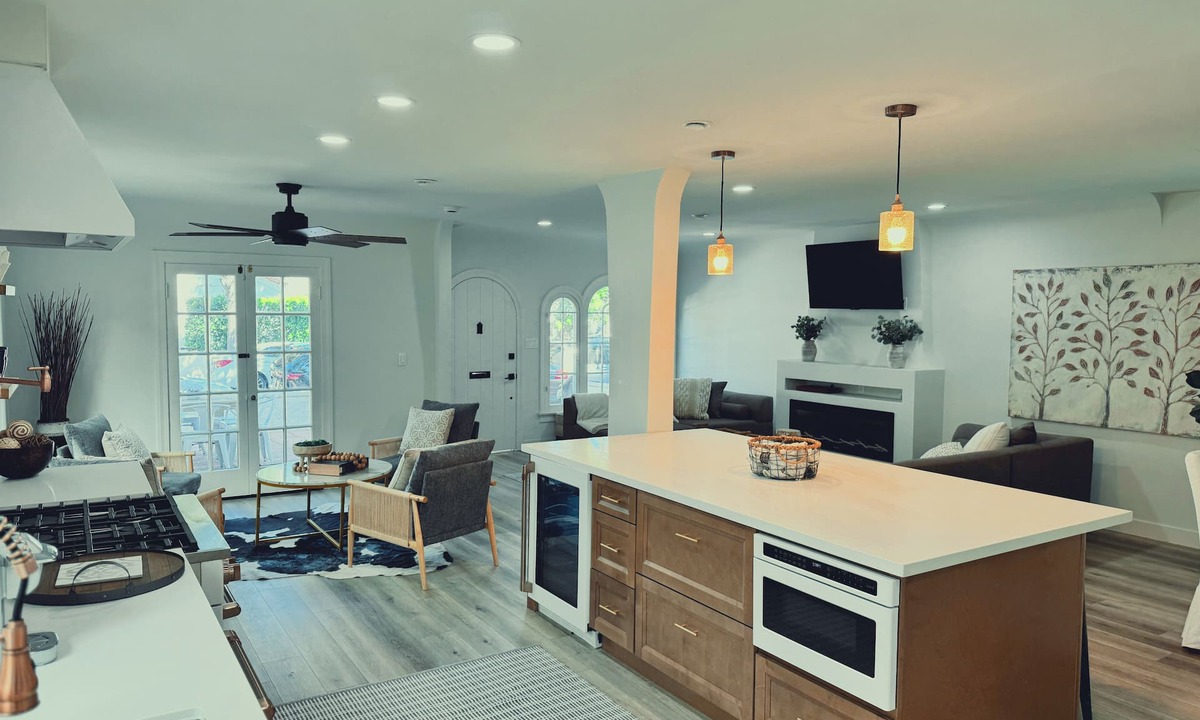 Belmont Shore House | Belmont Shore Beach Home, Sleeps 8+, Walk to Beach – Balcony & Patio