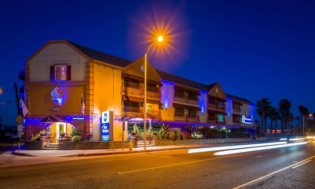 Sunset Beach Hotel | Best Western - Harbour Inn & Suites