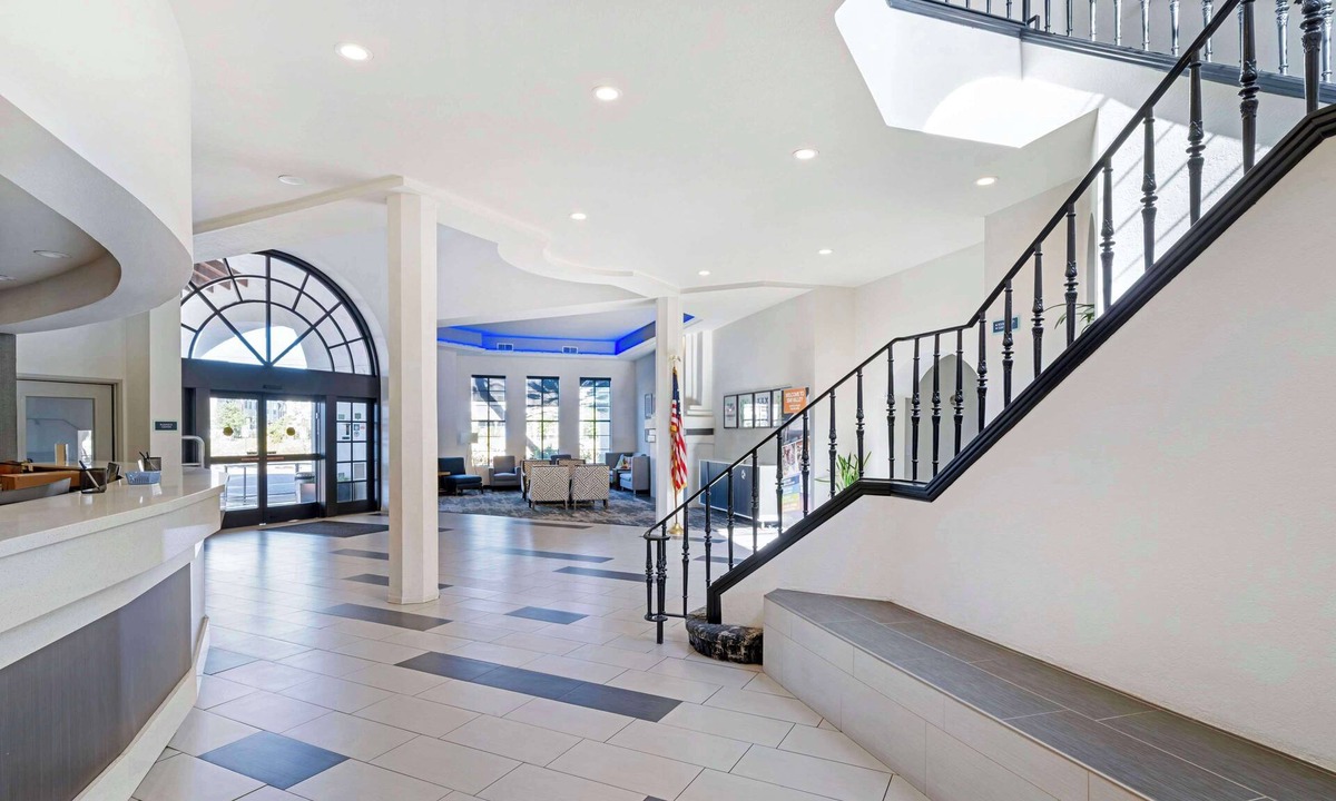 Simi Valley Hotel | Best Western Posada Royale Hotel & Suites