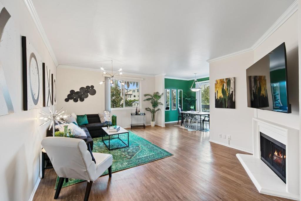 Beverly Grove Apartment | Beverly Hills Glamour Oasis 2 BR Apt with Parking 304