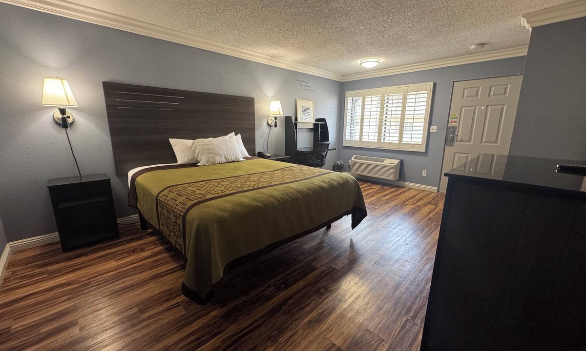 Orange Hotel | Big A Motel