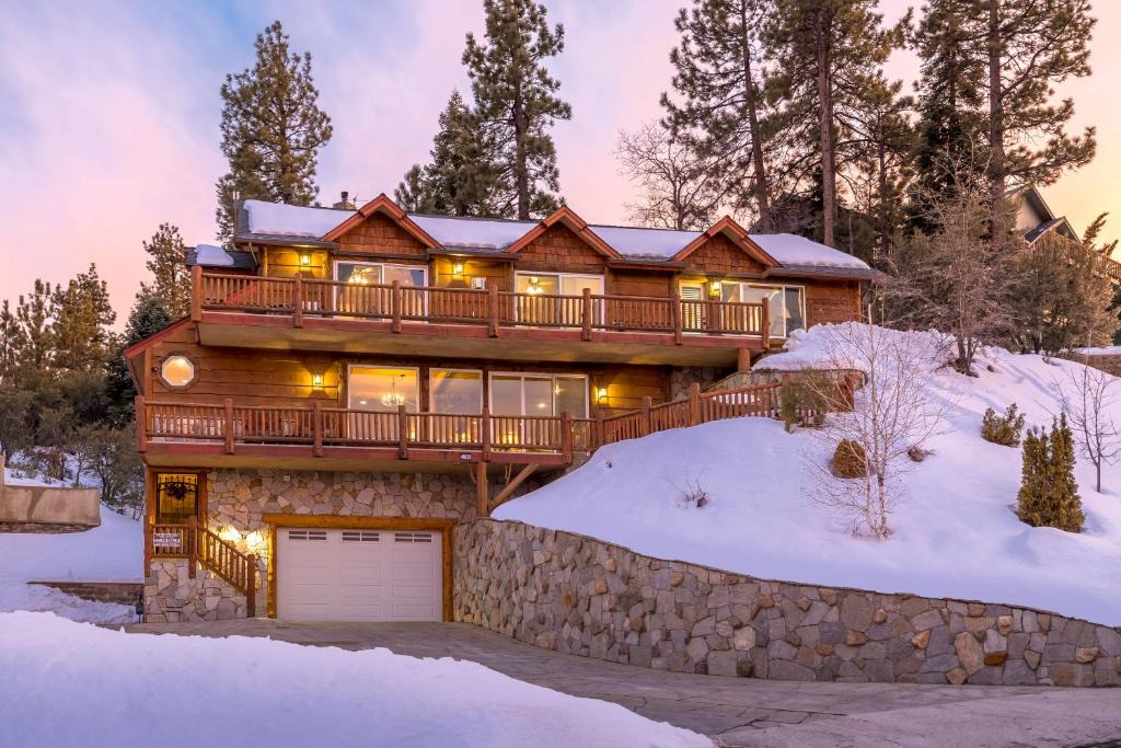 Ironwood Estates House | Big Bear Village View Haus is a large pet and kid friendly chalet with hot tub located a short walk to village