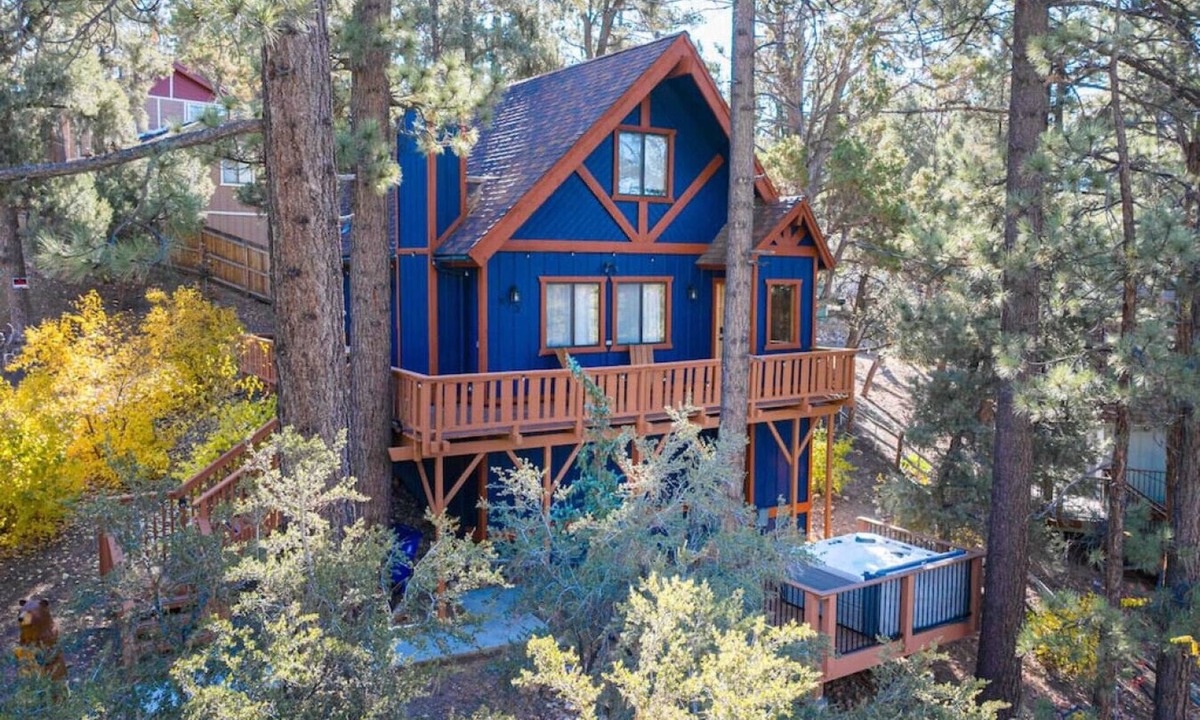 Whispering Forest Cabin | Big Blue|Rustic Modern, Jacuzzi, Centrally located