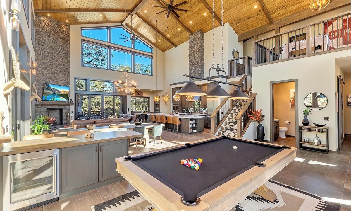 Upper Moonridge Cabin | Big Sky: Luxury Big Bear Lodge! Hot Tub! Pool Table! Fire Pit! 2 Primary Suites! Dog Friendly! A/C! Forest Walks! Arcade! EV Charger!