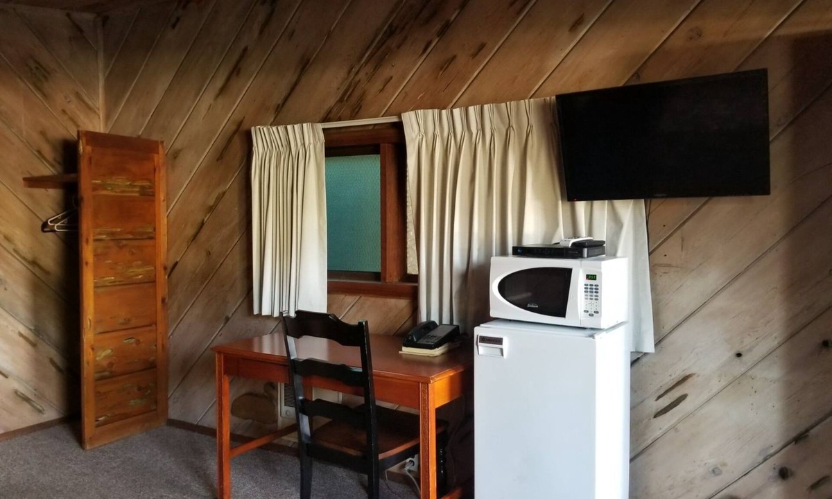Willow Creek Hotel | Bigfoot Motel