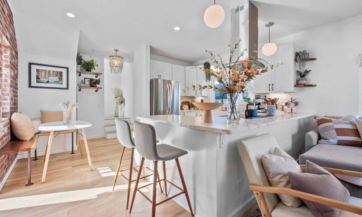 Point Loma House | Bikes, beach gear, private yard + walk to sand — your OB surf & chill escape awaits.