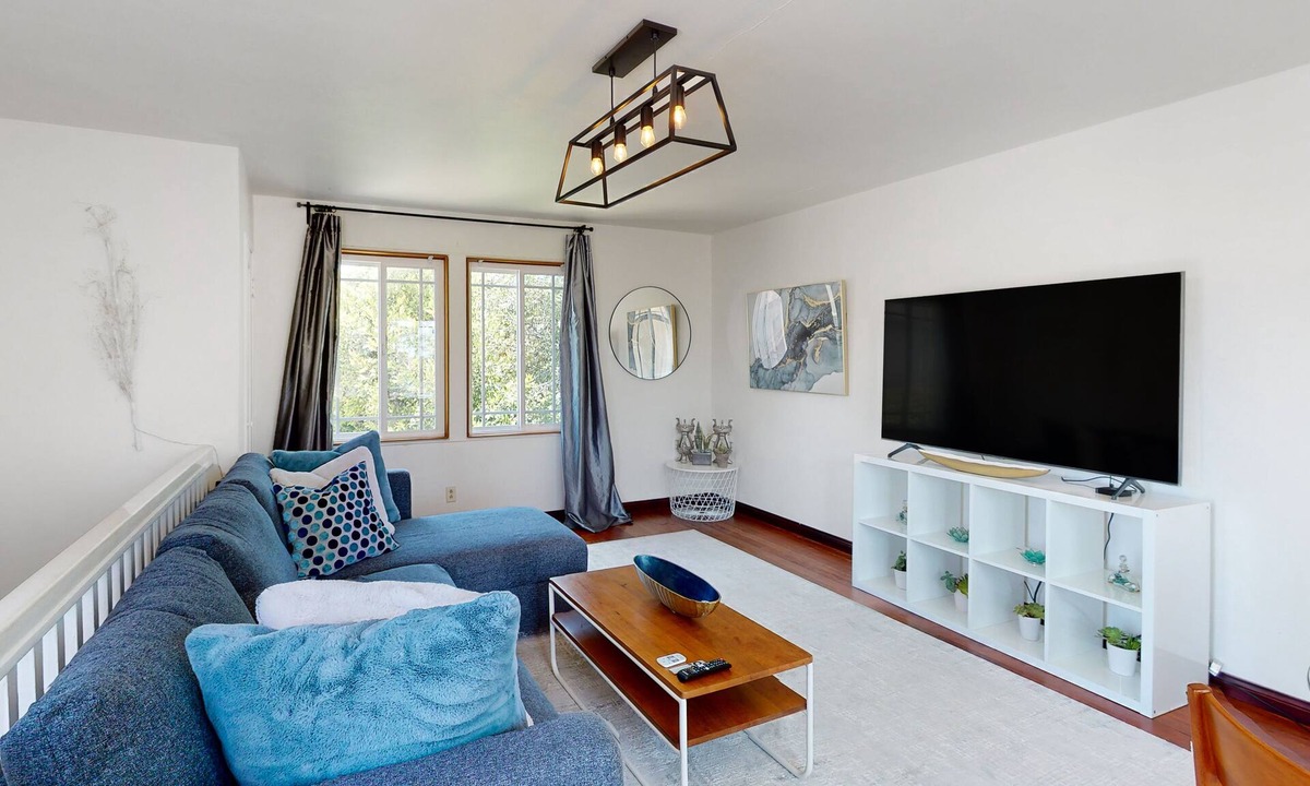 Village of La Jolla House | Bishops Brilliance Walk to La Jolla Village and ocean from this charming cottage