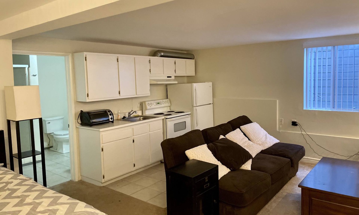 Mid-City Condo | Blocks from the beach and 3rd St Promenade!