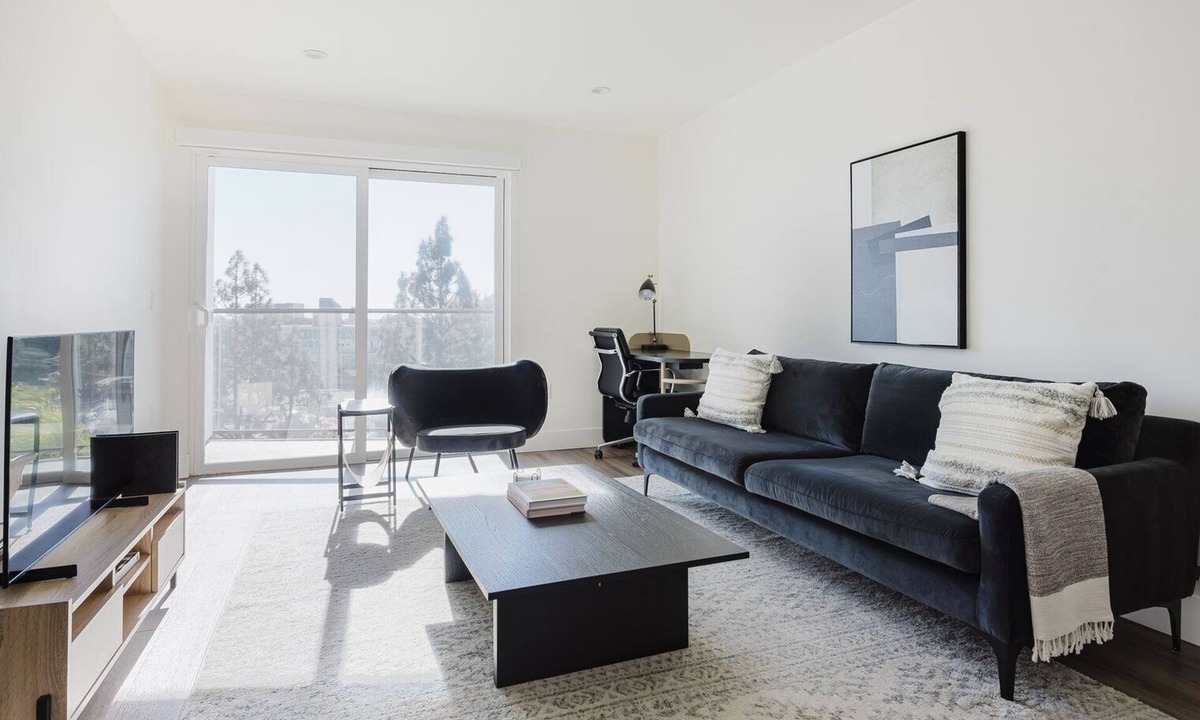 West Los Angeles Apartment | Blueground | Brentwood, rooftop & AC, near UCLA