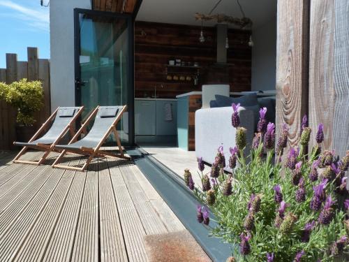 Croyde Apartment | Board Room at Green Rooms