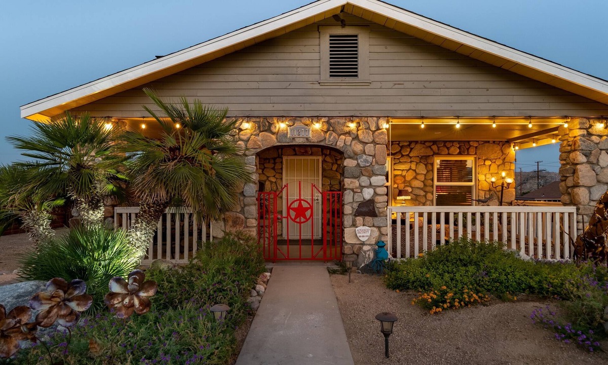 Morongo Valley House | BOBBYSUE’S ROCK HOUSE RANCH NESTLED BETWEEN JOSHUA TREE AND PALM SPRINGS