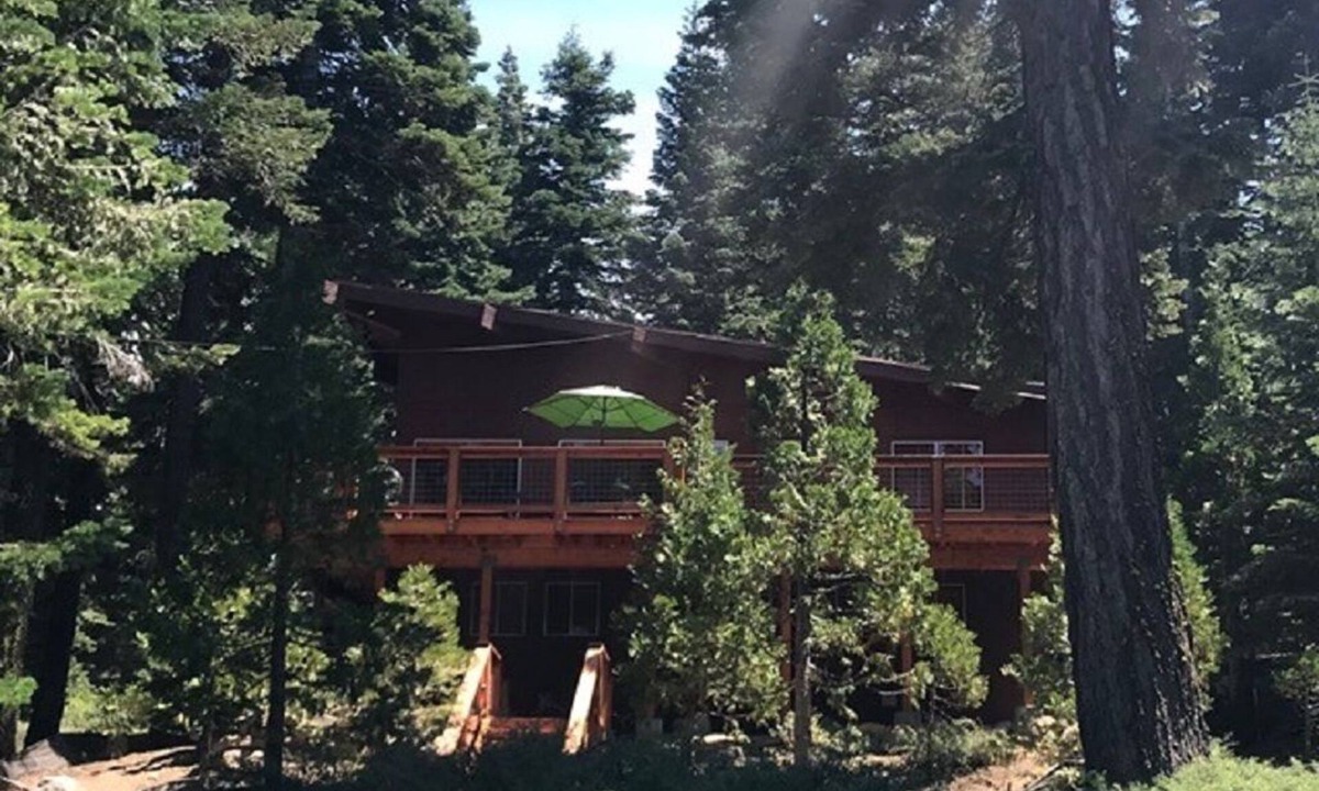 Chamberlands House | Book thirty-day ski leases today! Driveway snow plow included! Dog ok!