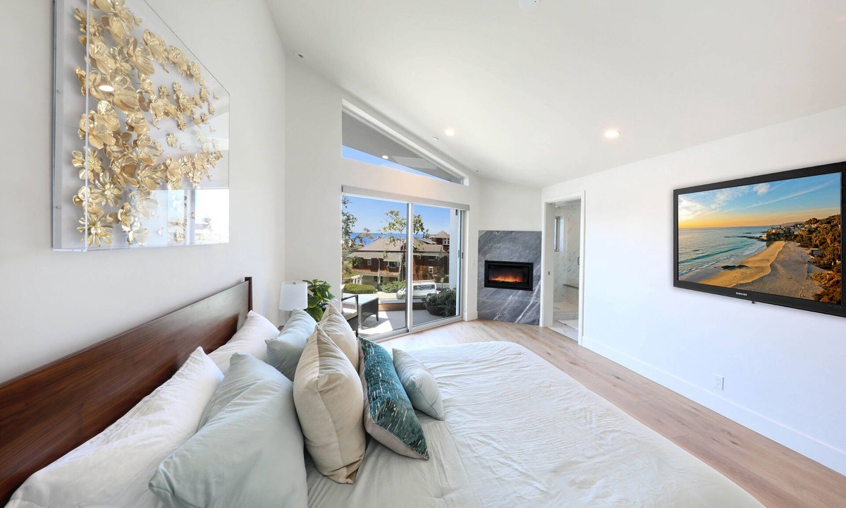 Corona del Mar House | Brand New Home w/underground garage, elevator, fast WiFi, AC - 7 min to beach!