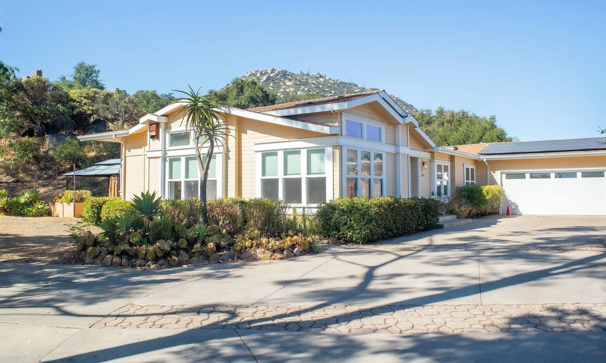 Ramona House | Breathtaking Mountain House with great trails & amenities - Sleeps 14!