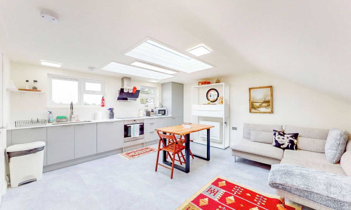 White Hart Lane House | Bright 2Bed w/Free Parking -25 min to City Center