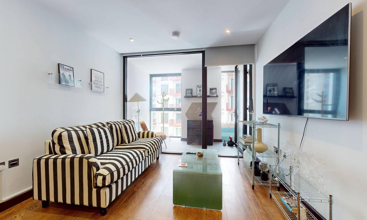 Peninsula Apartment | Bright Riverside Apartment Near O2 Arena & Tube
