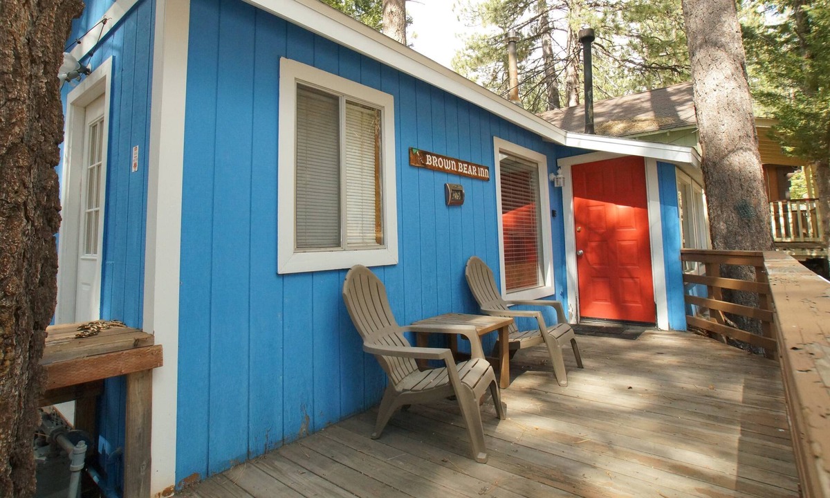 Big Bear Lake House | Brown Bear Inn - Couples Cabin, Walk to Zoo & Ski Shuttle, Barbecue