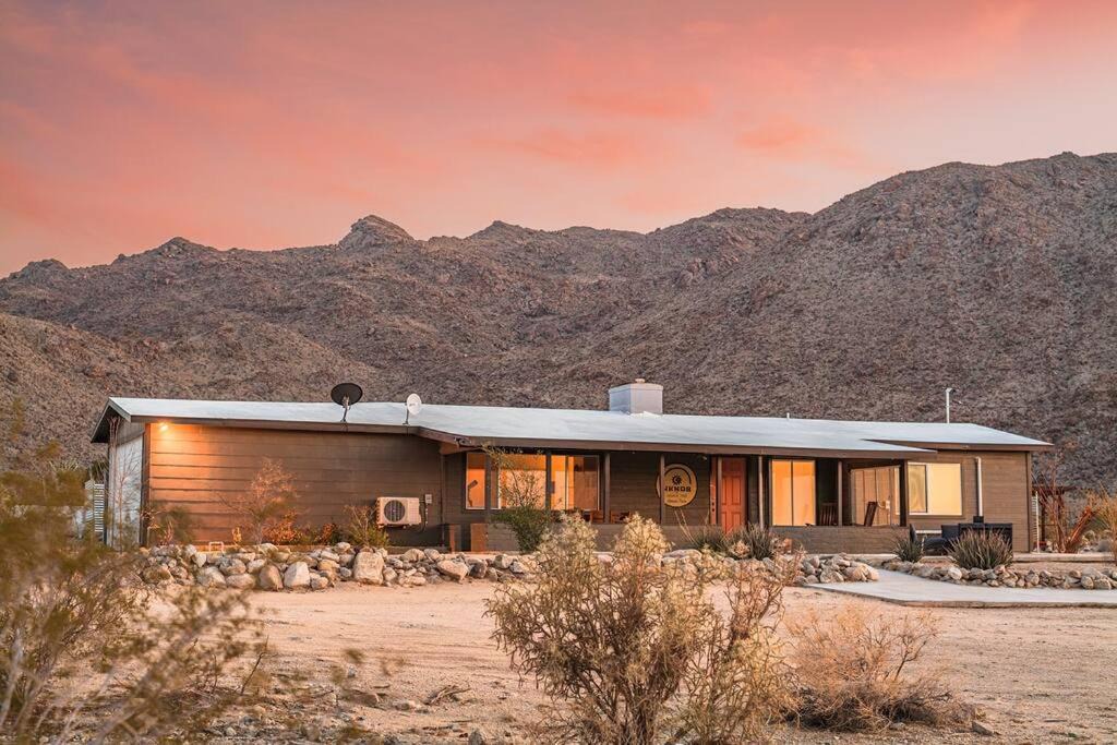 Twentynine Palms House | By Park Entrance, Hot Tub, Stars, Private ܍ WKNDR