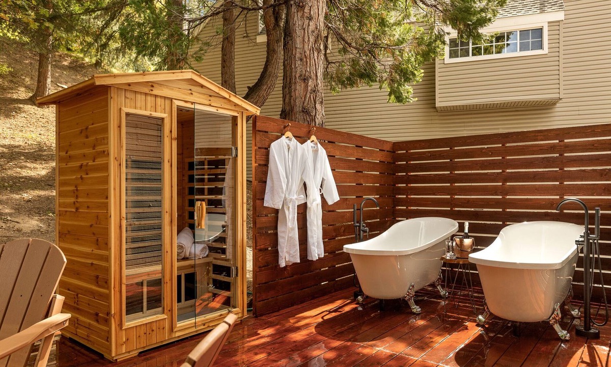 Blue Jay House | 🌲Cabin in the Pines🌲 Outdoor Soaking Tubs, Firepit, Arcade Room