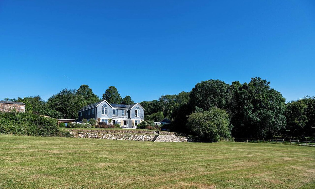 Helford Passage House | Calamansack Waterings - Sleeps 12 in 6 Bedrooms on the Helford River