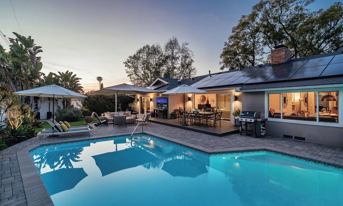 Santa Ana House | Cali Outdoor Living 4 Bedroom 3 Bath Pool Home, 12 Mins to Disney, Pet-Friendly