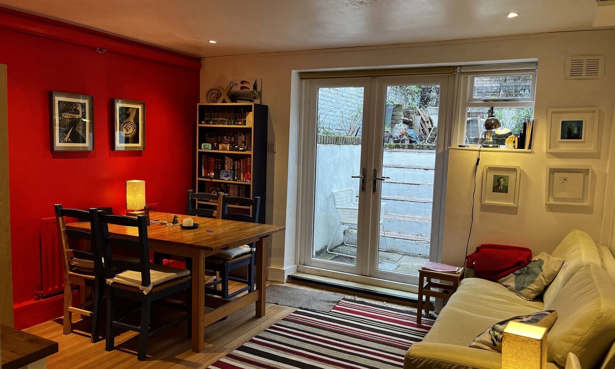 Camden Town with Primrose Hill Apartment | Camden Garden Flat | Quiet | With Books & Full of Art & Colour | & Pet Friendly!