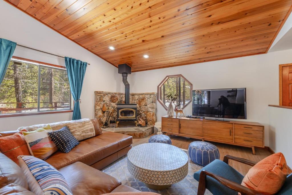 Truckee House | Camp Telemark by Tahoe Getaways - Pet-Friendly 3 BR in Tahoe Donner with Hot Tub & Wood Fireplace