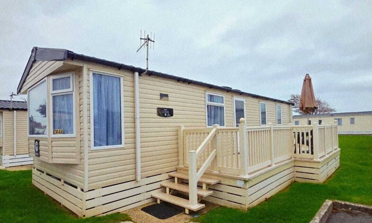 Barton-on-Sea House | Caravan by the sea with direct access to the beach. Pet friendly!