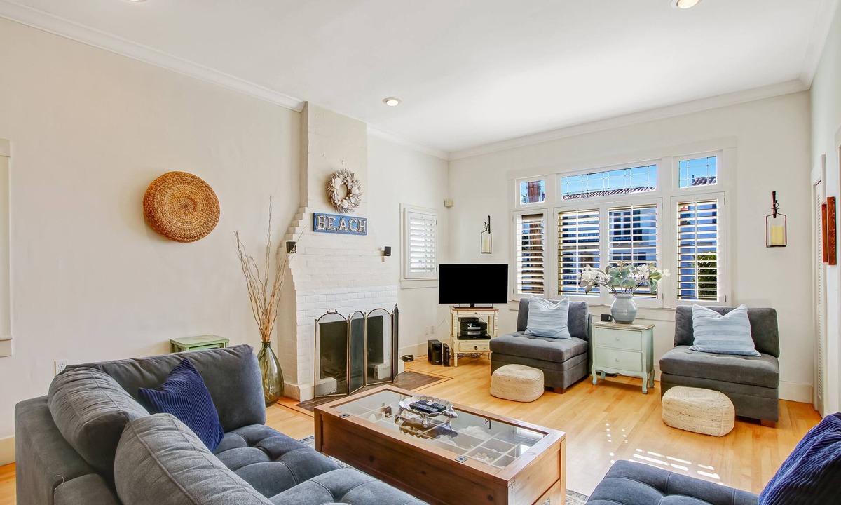 West Beach House | "Casa Azzurra" Dog Friendly! Heart of West Beach - walk to everything, patios and A/C!