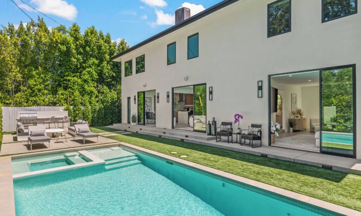 Encino House | Casa Leona - Modern Masterpiece Behind Private Gates w/Pool & Chef's Kitchen
