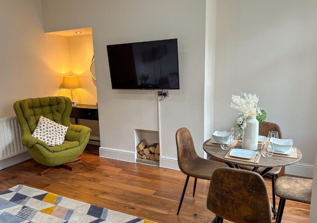 Leeds House | Central Horsforth Stone Cottage - 10 mins from LBA