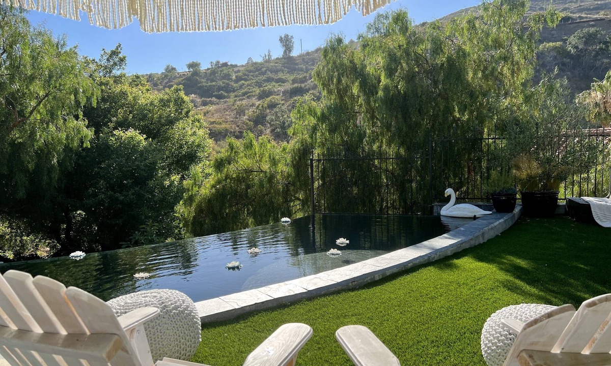 Malibu House | Central Vineyard Heated Pool Hot Tub BBQ Gazebos and Swings (Pet+Child Friendly)