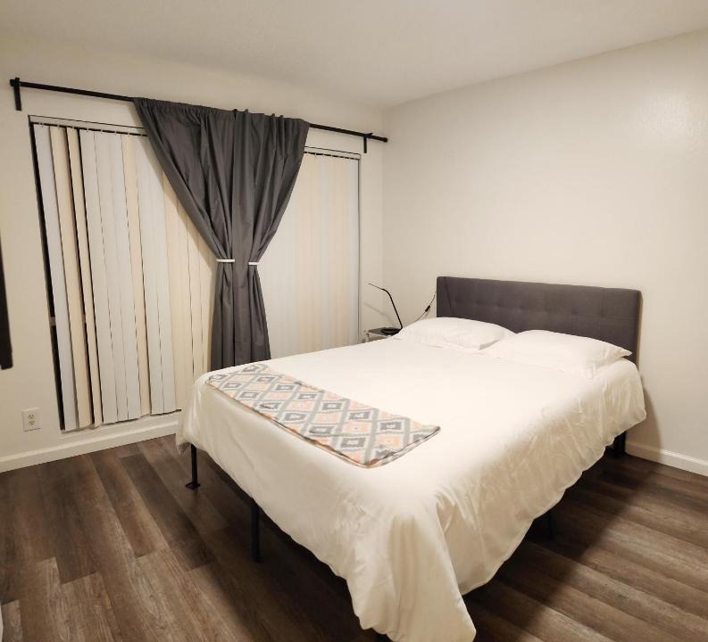 East Hemet House | Centrally Located, 4x Queen, 300 MBPS Internet with Backyard!