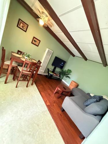Cutten Apartment | Centrally located adu
