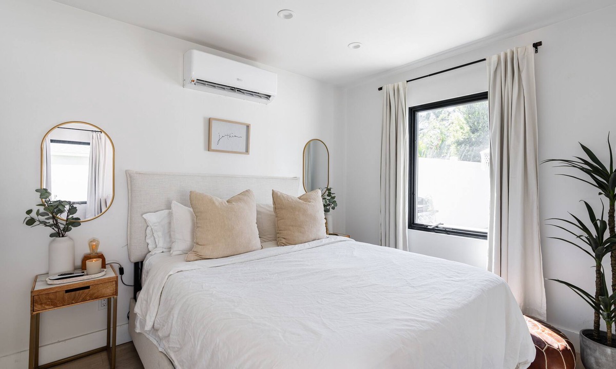 Talmadge House | Centrally Located Guest House with Private Patio
