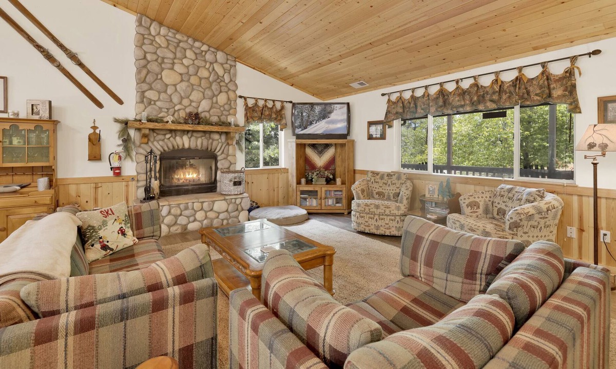 Upper Moonridge Cabin | Chalet d'Or~ Log Cabin Retreat~ Jetted Spa Tub~
